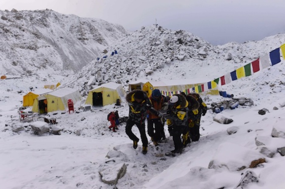 Operativo de rescate en el campo base del Everest. (Roberto SCHMIDT/AFP PHOTO)