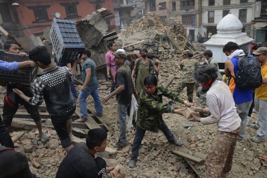 Ciudadanos nepalíes se afanan por retirar los escombros. (Prakash MATHEMA/AFP PHOTO) 