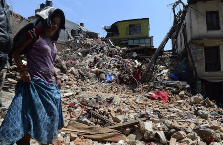 Una mujer camina sobre montañas de escombros en Katmandú. (Prakash SINGH/AFP PHOTO)