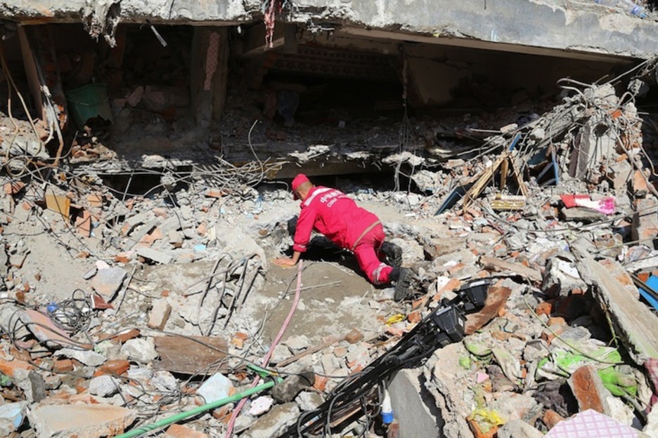 Bilaketa lanak Katmandun. (STR / AFP)