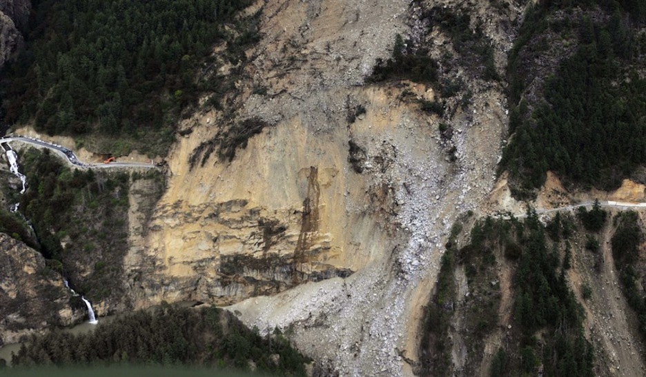 Eta Jilong eta Rasog arteko errepidearen arrastorik ere ez da. (STR / AFP)