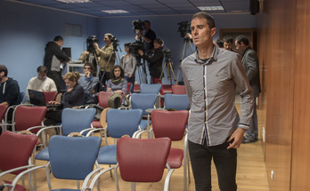 Gaizka Garitano entra en la rueda de prensa de Ipurua. (Andoni CANELLADA/ARGAZKI PRESS)
