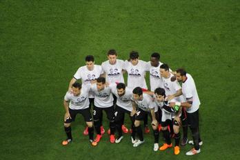 Los jugadores del Athletic, con las camisetas en homenaje a Cabacas y Zabaleta. (@athletic_eus)