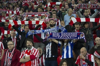 Aficionados de ambos equipos en las gradas de San Mamés. (Monika DEL VALLE / ARGAZKI PRESS)