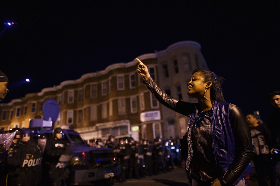 Una joven protesta frente al cordón policial. (Mark MAKELA / AFP)
