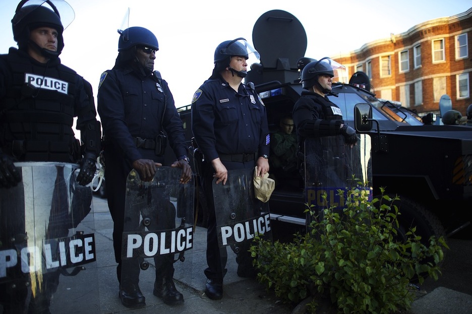 Agentes preparados con el material antidisturbio. (Mark MAKELA / AFP)