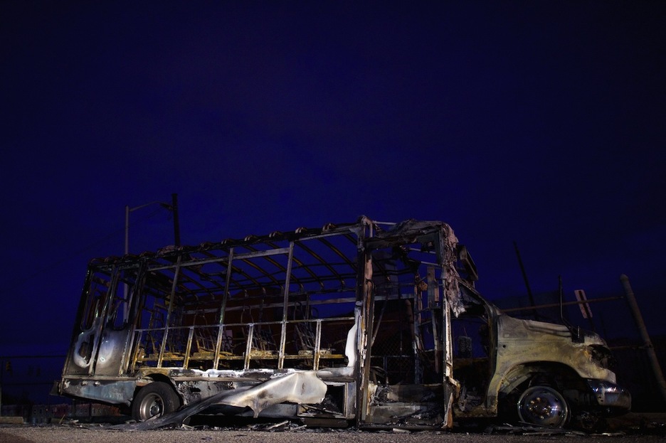 Autobús calcinado en Baltimore. (Mark MAKELA / AFP)