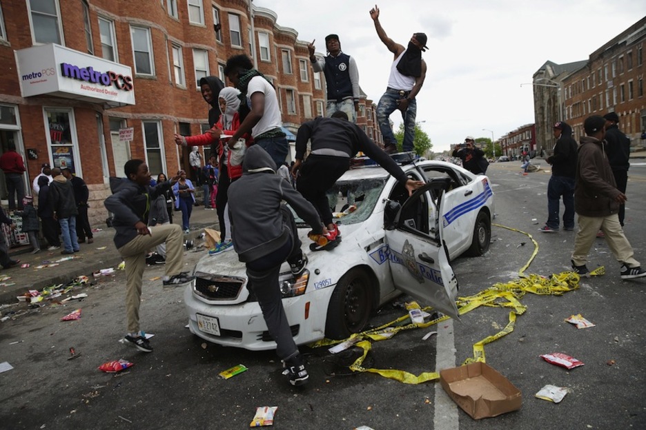 Manifestantes subidos en un coche policial. (Chip SOMODEVILLA / AFP)
