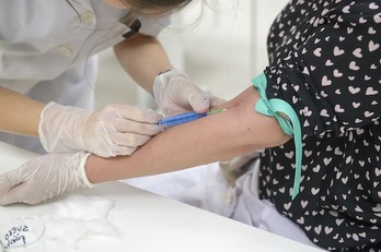 Una mujer dona sangre en Bilbo, en una imagen de archivo. (Marisol RAMIREZ/ARGAZKI PRESS)