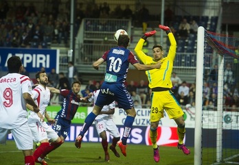 Arrubarrena asiste a Piovaccari en el único gol del Eibar. (Luis JAUREGIALTZO / ARGAZKI PRESS)