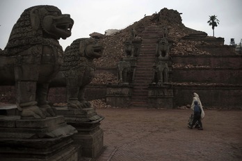 Katmandú, además de los humanos, sufre importantes daños materiales. (Nicolas ASFOURI / AFP)