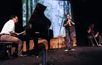 Iñaki Salvador (pianoarekin) eta Josetxo Silguero (saxoarekin), Mikel Laboa oroitzeko kontzertu batean. (Jagoba MANTEROLA/ARGAZKI PRESS)