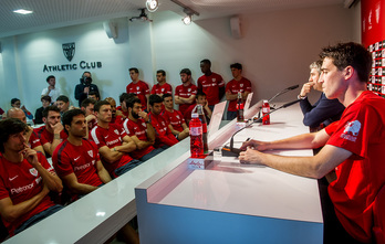 Taldekideak ondoan izan ditu Iraolak bere agurraren berri ematean. (Luis JAUREGIALTZO/ARGAZKI PRESS)