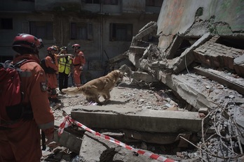Equipos noruegos de rescate en Katmandú. (Nicolas ASFOURI / AFP)