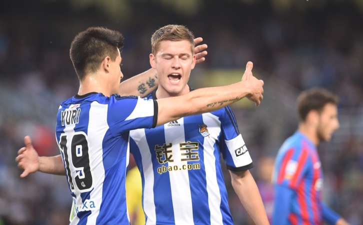 Finnbogason y Yuri celebran el gol del islandés. (Andoni CANELLADA / ARGAZKI PRESS)