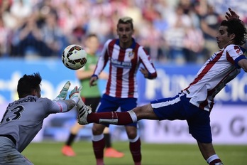 Tiago mete la puntera ante Herrerín para anotar, pero el gol será anulado. (Javier SORIANO / AFP)