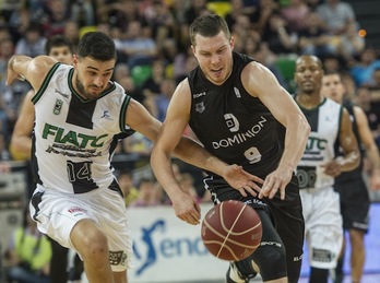 Ventura y Bertans pugnan por el balón. (Monika DEL VALLE / ARGAZKI PRESS)