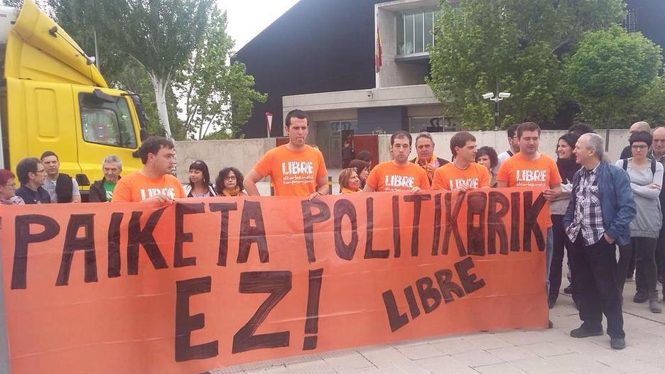 Los encausados, junto a familiares y amigos, antes de comenzar el juicio. (@MartxeloDiaz)