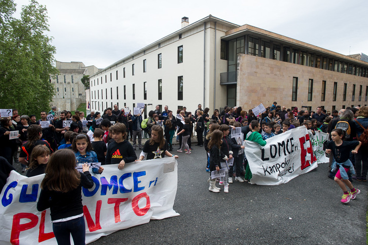 Comparecencia de Sortzen y Herrikoa para denunciar la imposición de pruebas de la LOMCE. (Iñigo URIZ / ARGAZKI PRESS)