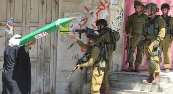Un palestino protesta frente a soldados israelíes durante una marcha el pasado agosto. (Hazem BADER / AFP)