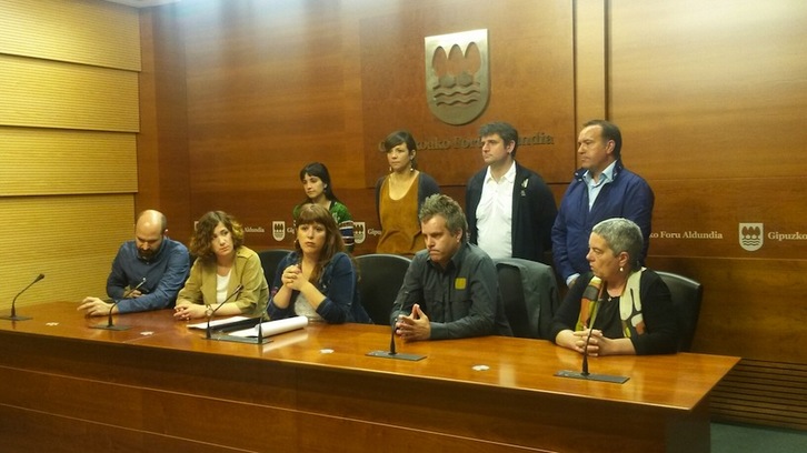 Aldundiko eta «Lurraldekar» egitasmoarekin bat egin duten udaletako ordezkariak, agerraldian. (GIPUZKOABERRI)