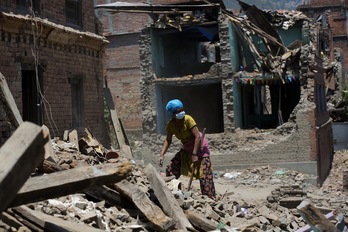 Una mujer busca entre los escombros de una casa de Katmandú. (Menahem KAHANA / AFP) 