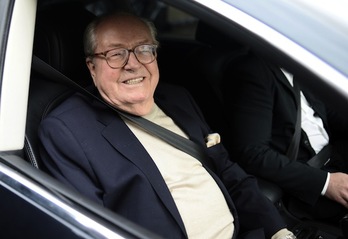 Jean-Marie Le Pen, en el momento en que ha abandonado la reunión del FN. (Stephane DE SAKUTIN/AFP PHOTO)