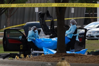 Dos policías sacan el cadáver de uno de los dos abatidos en el centro Curtis Culwell de Garland. (Ben TORRES/AFP)