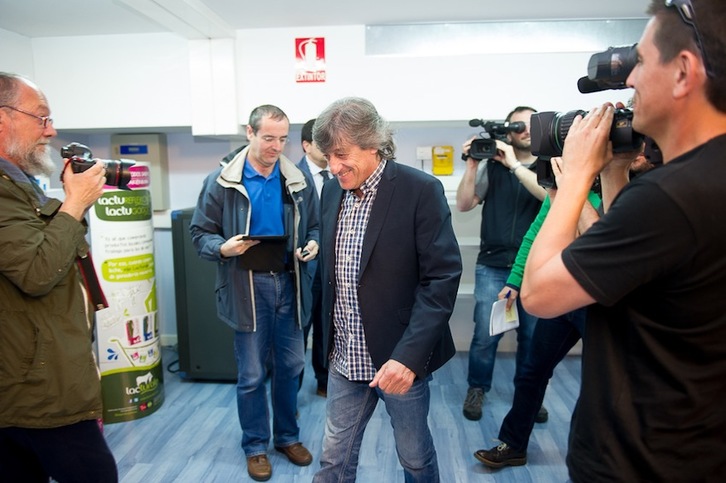 Enrique Martín llega a su presentación como entrenador de Osasuna. (Iñigo URIZ/ARGAZKI PRESS)