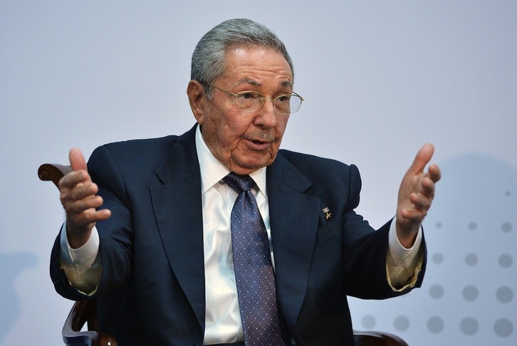 Raúl Castro durante su encuentro con Obama. (Mandel NGAN / AFP)