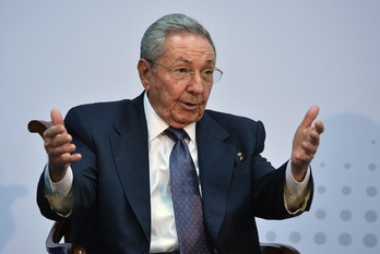 Raúl Castro durante su reciente encuentro con Obama. (Mandel NGAN / AFP)