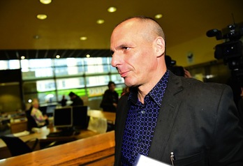 Yannis Varoufakis, antes de la reunión de ayer de la Comisión Europea. (Emmanuel DUNAND / AFP)