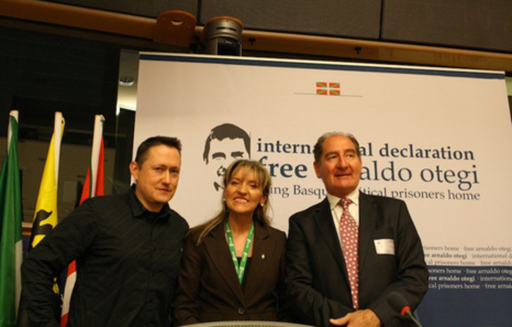 Martina Anderson (Sinn Féin), junto a Fermin Muguruza y Brian Currin en la presentación en Bruselas de la campaña por la liberta de Otegi y el resto de presos. (@zalduariz) 