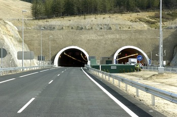 Inauguración del tramo de la autopista AP-1 entre Luko y Eskoriatza con la apertura del túnel de Isuskitza. (Jon HERNÁEZ/ARGAZKI PRESS)