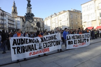 Los jóvenes juzgados, en la primera sesión del juicio. (J. DANAE/ARGAZKI PRESS)