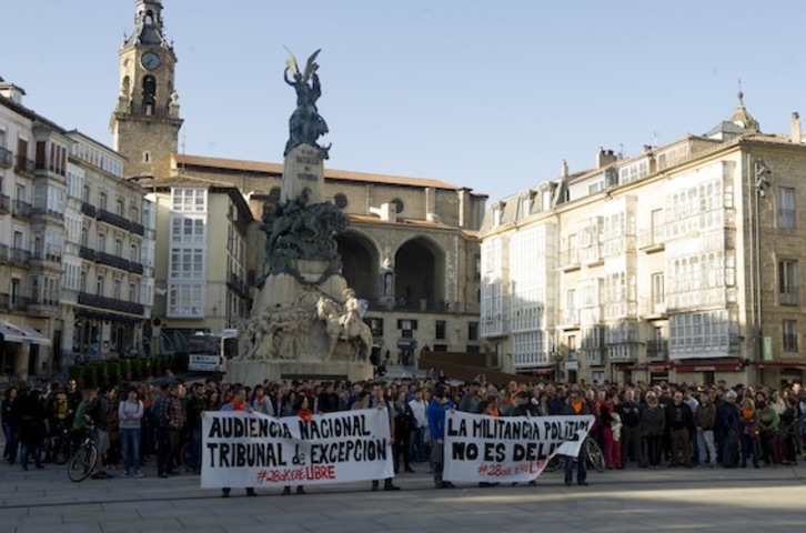 Concentración en Gasteiz para denunciar la sentencia. (Raul BOGAJO/ARGAZKI PRESS)