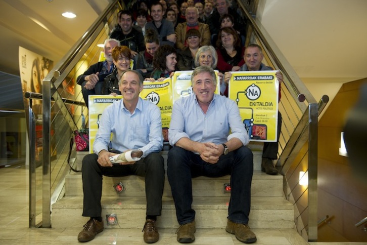 Adolfo Araiz y Joseba Asiron, candidatos de EH Bildu en Nafarroa e Iruñea, estarán esta tarde en la plaza Consistorial. (Iñigo URIZ / ARGAZKI PRESS)