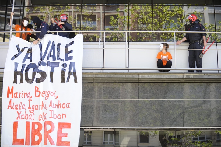 Gasteizko epaitegian kateatu dira hiru lagunak, zigortuen alde. (ARGAZKI PRESS)