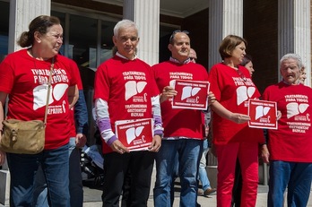Afectados por la hepatitis C, a las puertas del hospital de Cruces. (ARGAZKI PRESS)