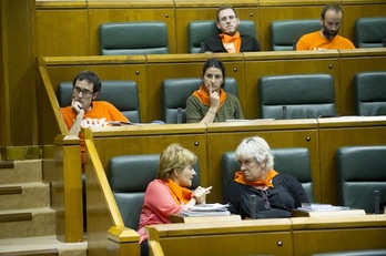 Julen Arzuaga (con gafas y camiseta naranja) ha sido en encargado de exponer la postura de EH Bildu. (Raúl BOGAJO / ARGAZKI PRESS)