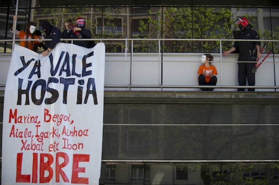 Hiru pertsona Gasteizko epaitegian kateatu egin dira. (Raul BOGAJO/ARGAZKI PRESS)