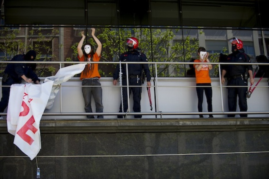 Ertzaintzak kateak askatu ditu, eta hiru gazteak atxilotu. (Raul BOGAJO/ARGAZKI PRESS)