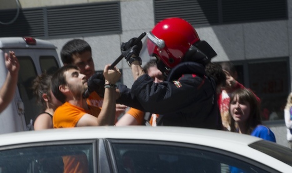 Ertzain bat, gazte bati borra kolpe bat ematen. (Raul BOGAJO/ARGAZKI PRESS)