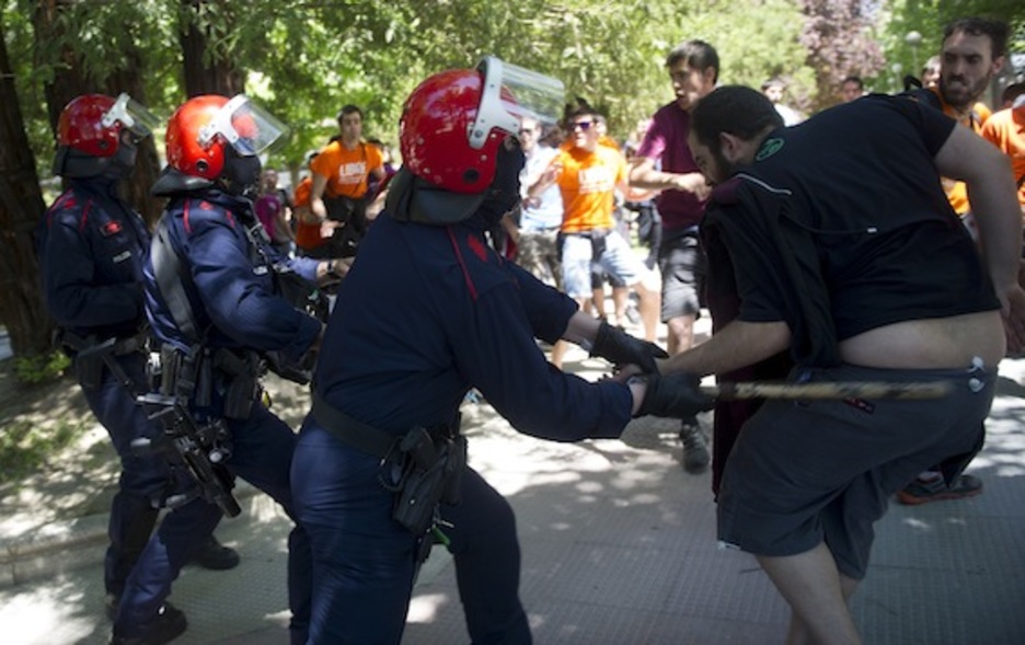 Gazte bat, Ertzaintzaren borrakada bat jasotzen. (Raul BOGAJO/ARGAZKI PRESS)