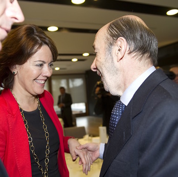 Barcina saluda a Rubalcaba. (Idoia ZABALETA / ARGAZKI PRESS)