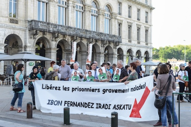 Concentración por la libertad de Ibon Fernández Iradi en Baiona. (Isabelle MIQUELESTORENA)
