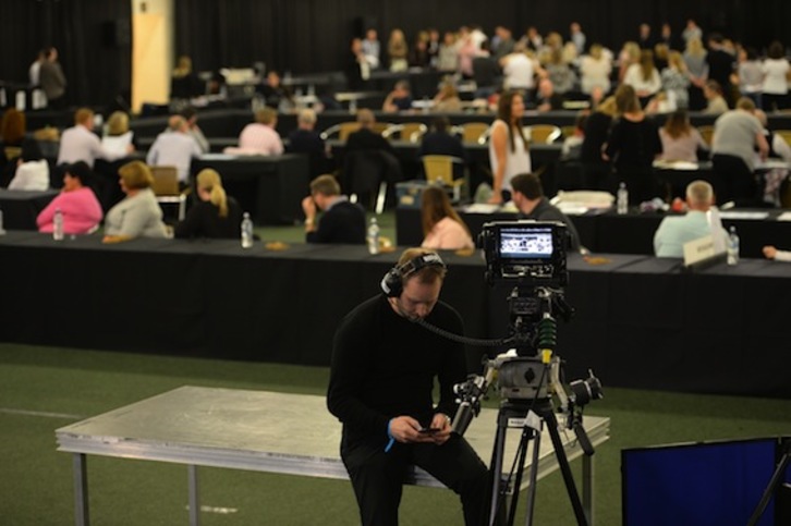 Un operador de cámara aguarda al recuento. (Oli SCARFF/AFP PHOTO)