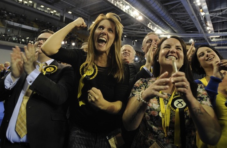 Felicidad por los resultados en el cuartel general del SNP. (Andy BUCHANAN / AFP)