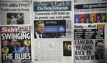Los diarios británicos recogen el sondeo que da la victoria al Partido Conservador. (Daniel SORABJI / AFP) 