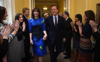 El primer ministro británico, David Cameron, junto a su mujer, Samantha. (Stefan ROUSSEAU/AFP PHOTO)